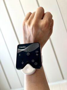 "Healy HighWaveを手首に装着した状態。コンパクトでスタイリッシュな外観が際立つ。"
